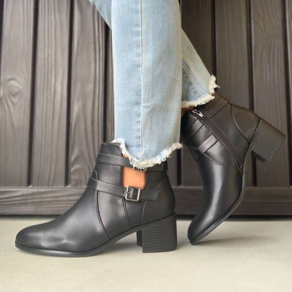 Black Wrap Around Double Buckle Chic Ankle Bootie - Picture 4 of 5